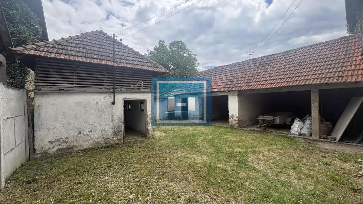 Kuća na odličnoj lokaciji -glavni put,na samo par kilometra od grada 24