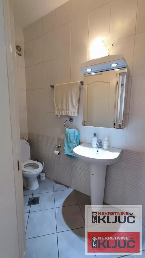 Odlican trosoban stan u blizini Spensa 10