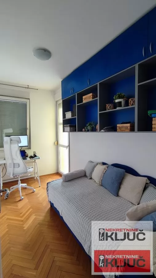 Odlican trosoban stan u blizini Spensa 5