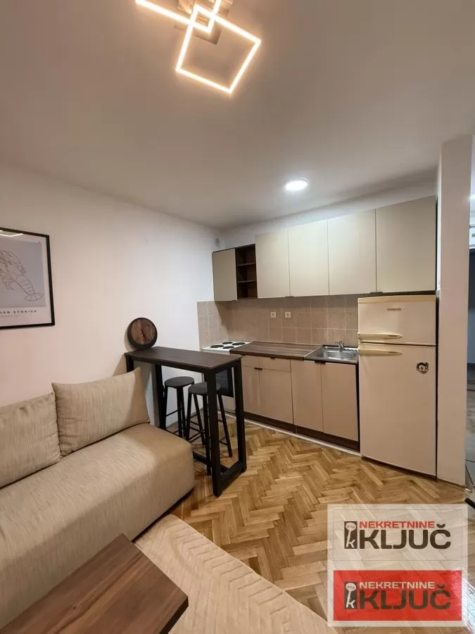Odlicna komplet renovirana garsonjera na grbavici 2