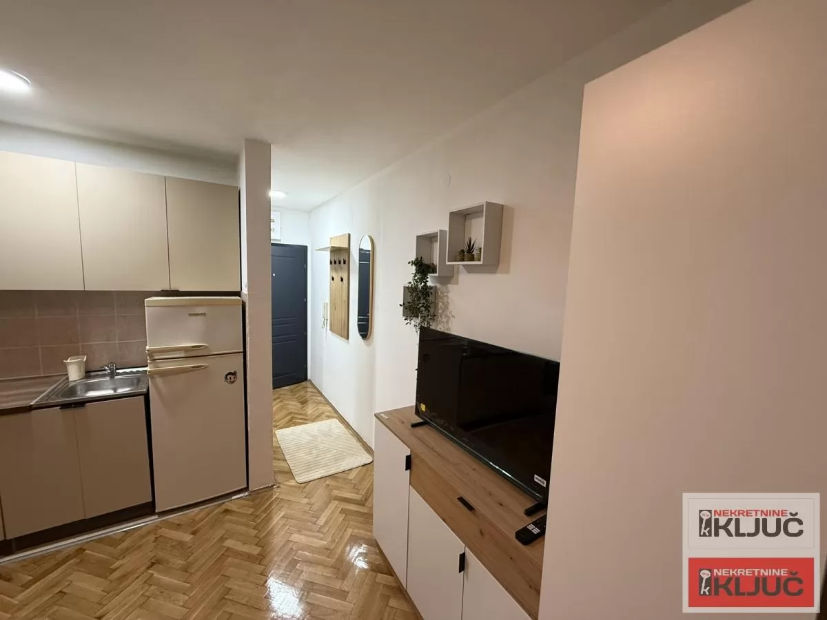 Odlicna komplet renovirana garsonjera na grbavici 5
