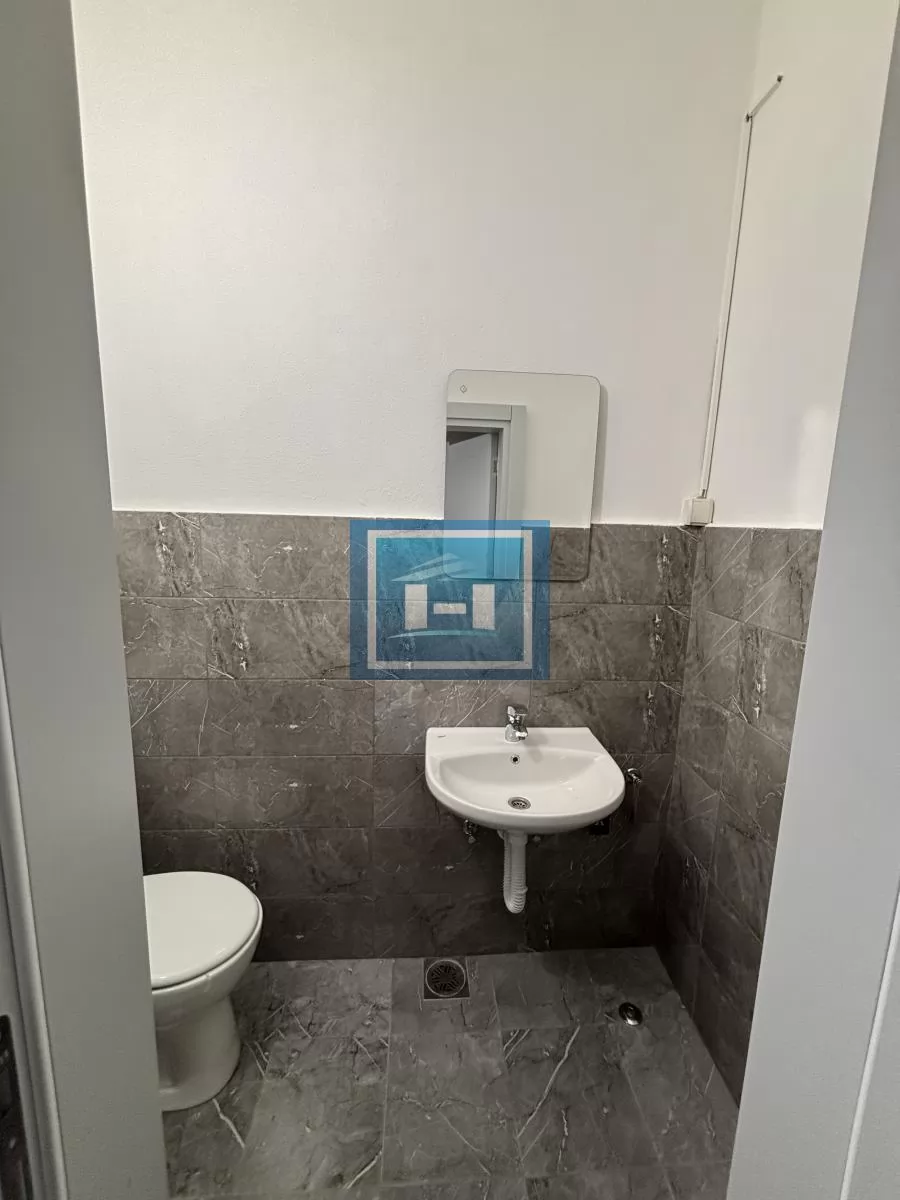 Poslovni prostor na maloj pijaci 7