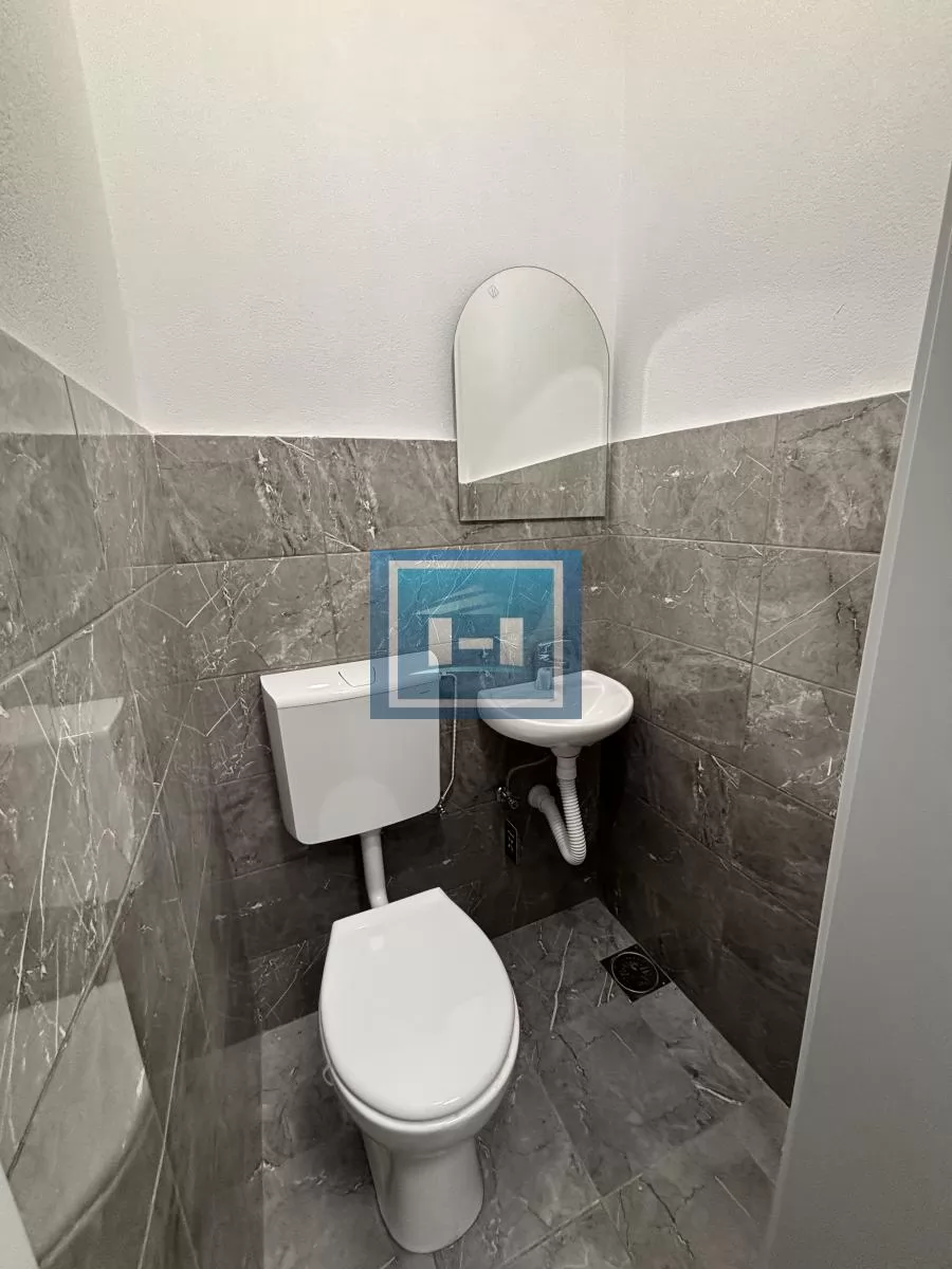 Poslovni prostor na maloj pijaci 8