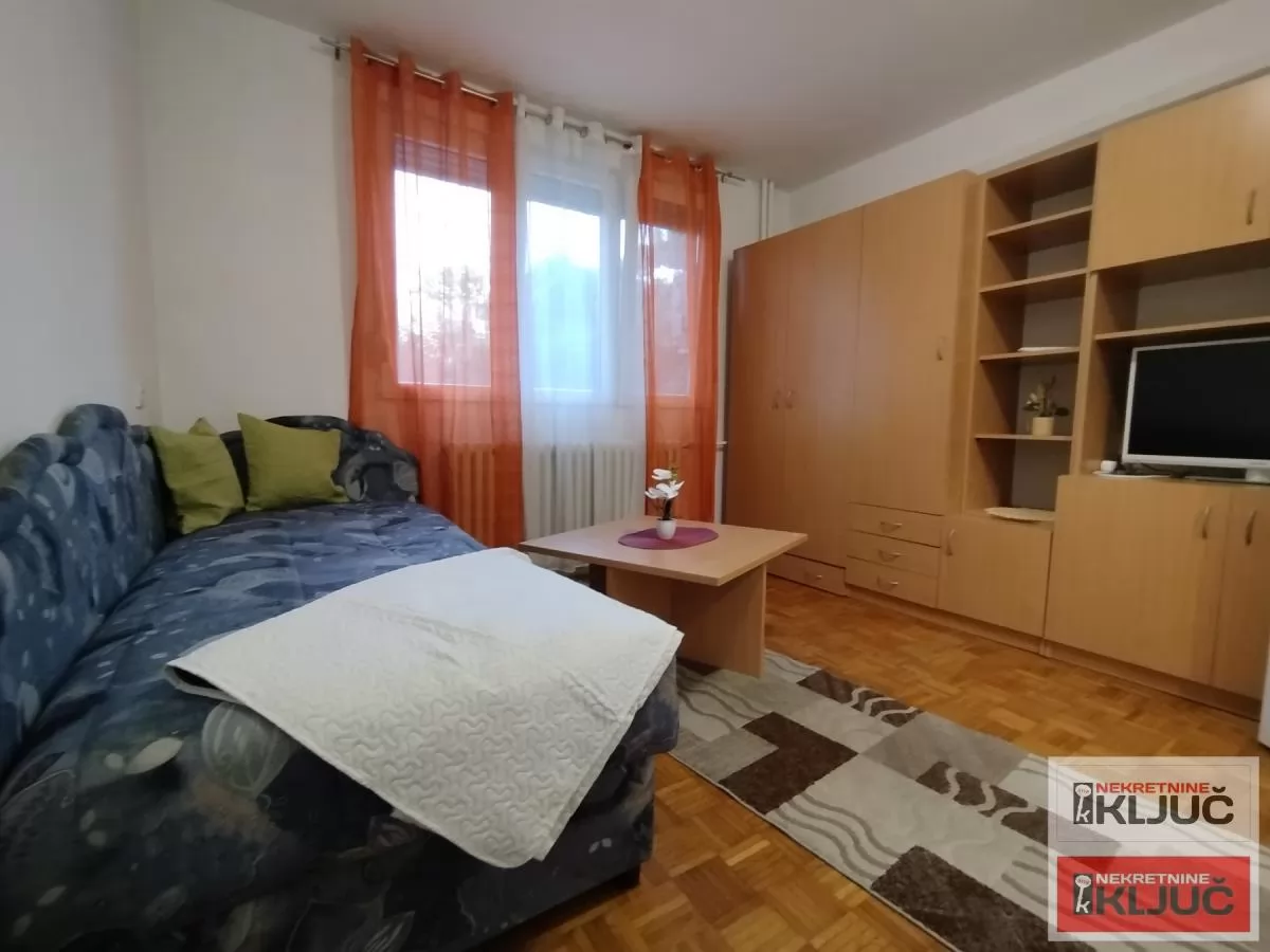 Dbar dvosoban stan na Detelinari 1