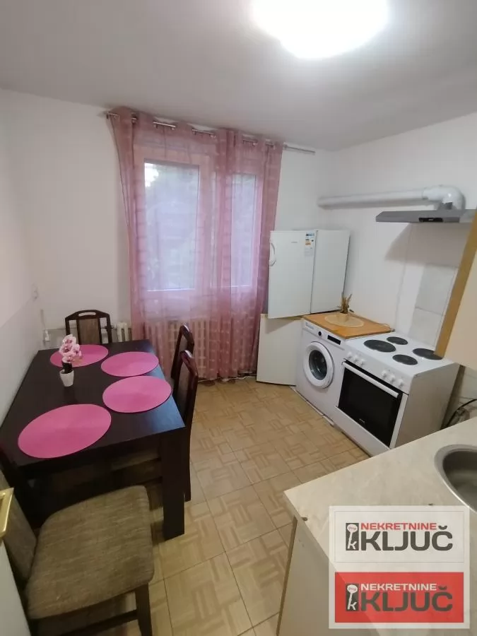 Dbar dvosoban stan na Detelinari 6