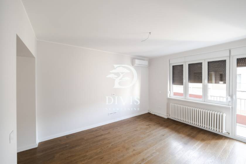 Trosoban salonski stan na prodaju u Krunskoj ulici  92m2 3