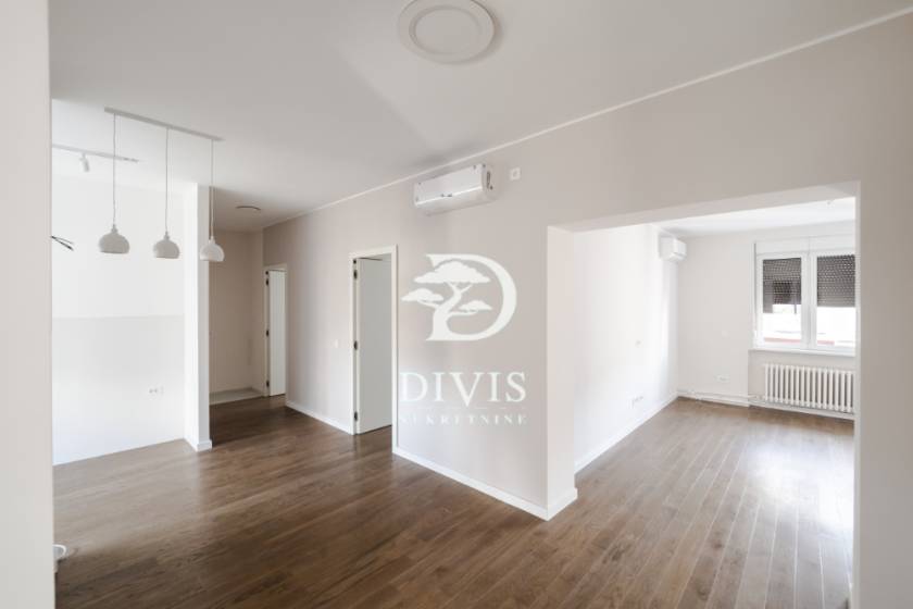 Trosoban salonski stan na prodaju u Krunskoj ulici  92m2 5