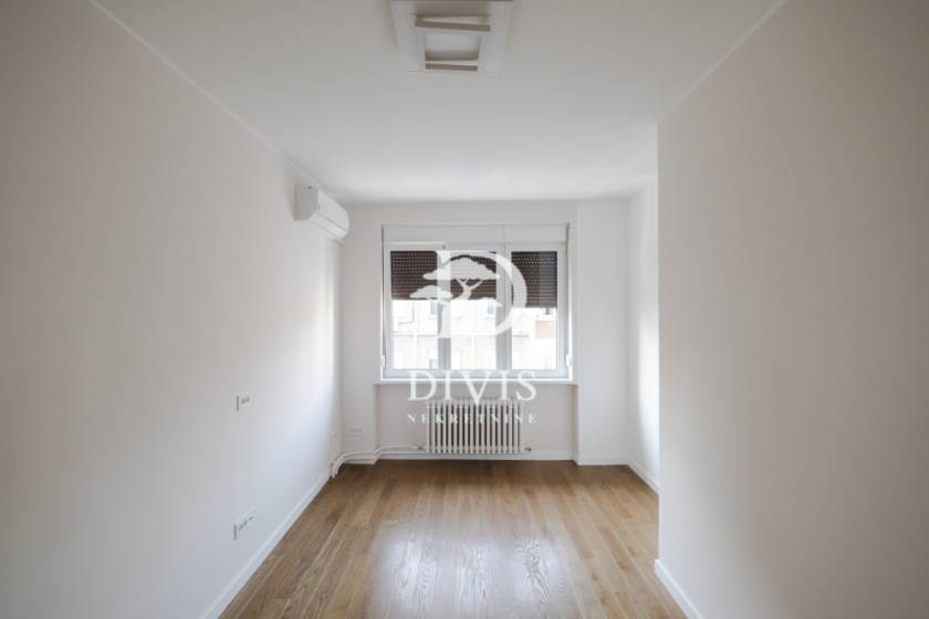 Trosoban salonski stan na prodaju u Krunskoj ulici  92m2 4