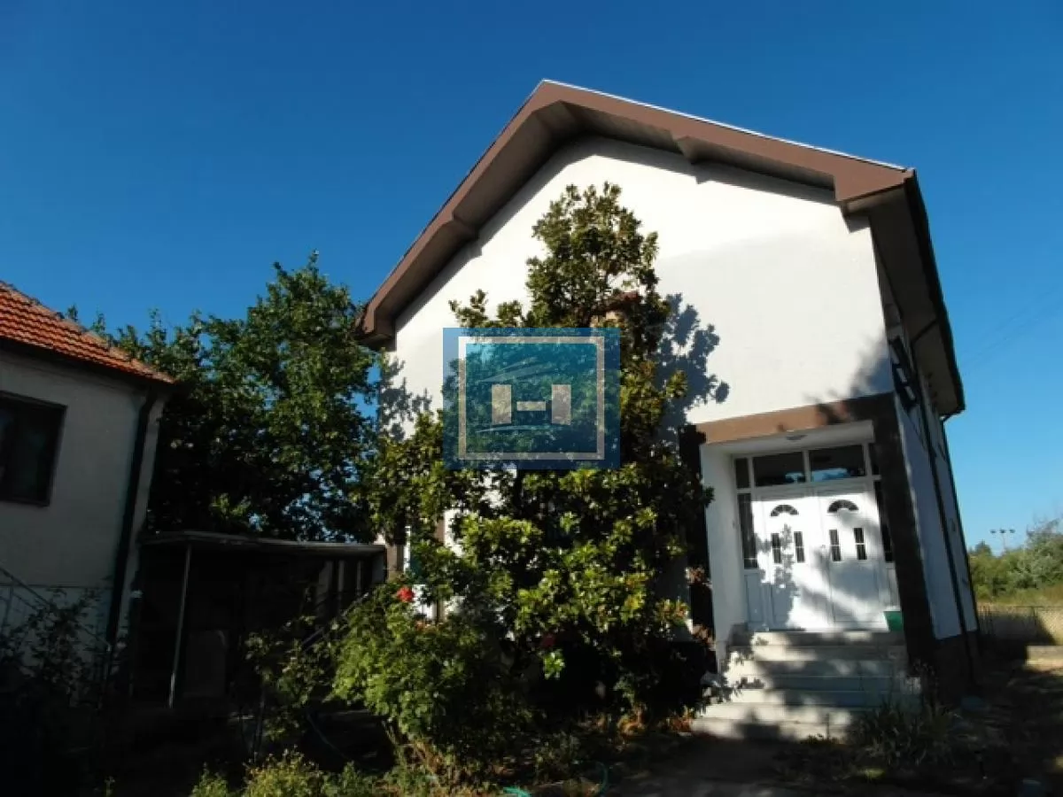 Na prodaju kuća sa velikim placem 1