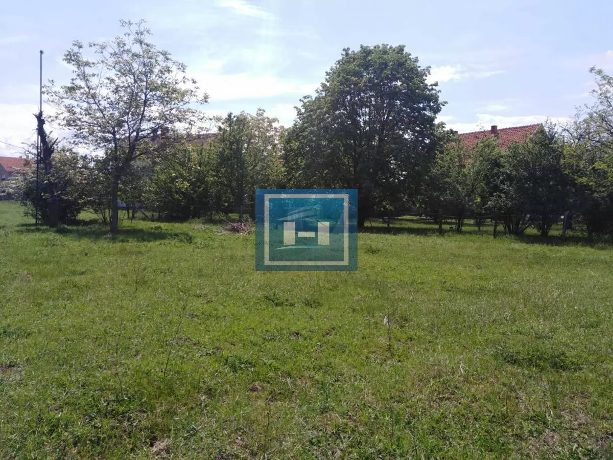 Na prodaju kuća sa velikim placem 10