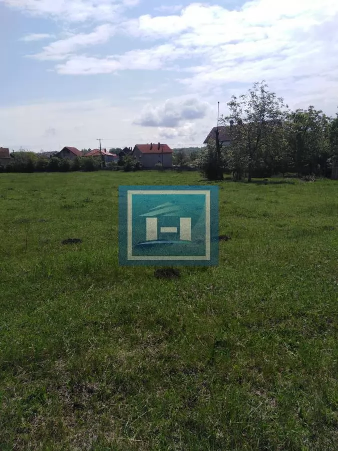 Na prodaju kuća sa velikim placem 15