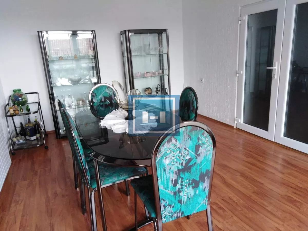 Na prodaju kuća sa velikim placem 2