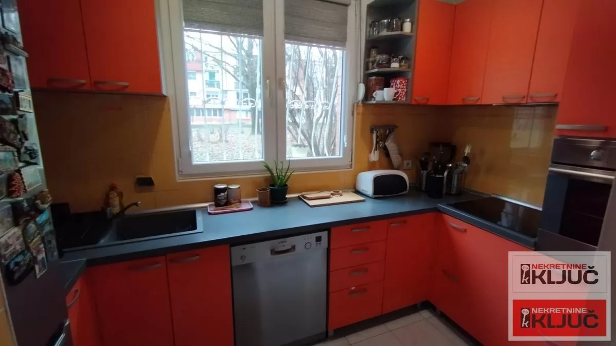 NOVO NASELJE, 75m2+terasa, Trosoban, Renoviran 2