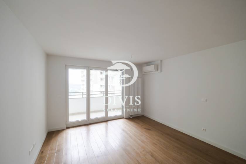 Prodaje se 3 0 stan sa terasom  Vidikovac 83m2 2