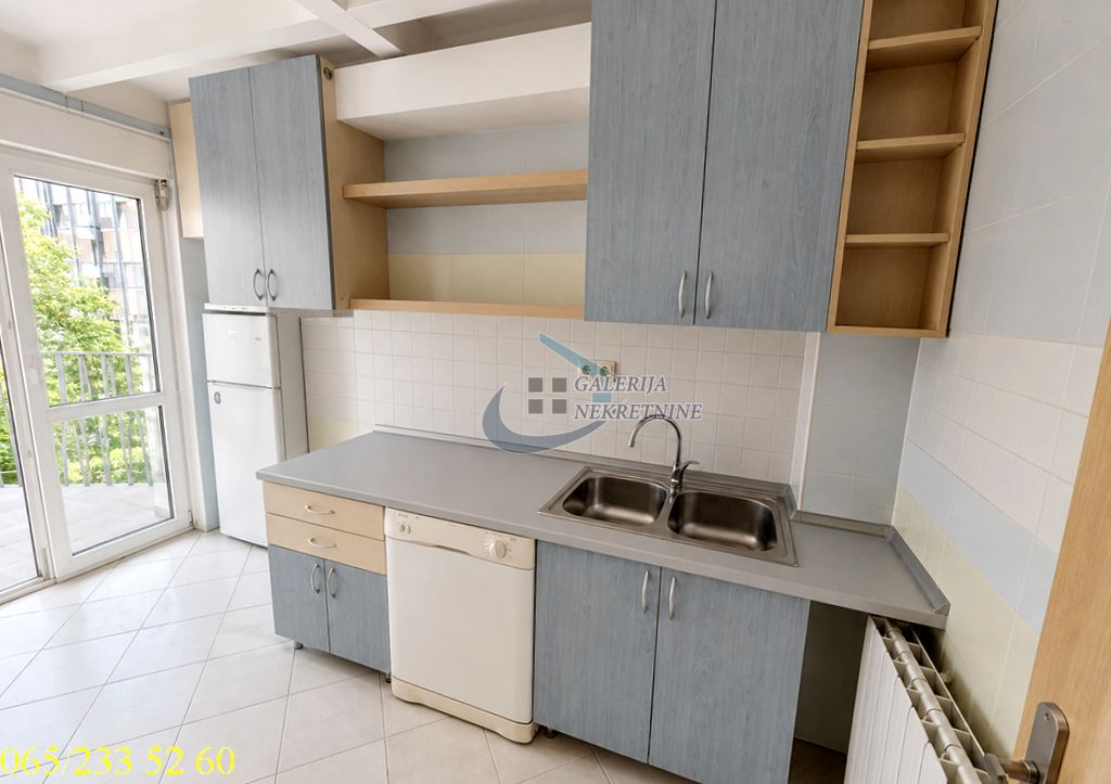 Stari Grad  Studentski Trg   Kapetan Mišina 68m2 3