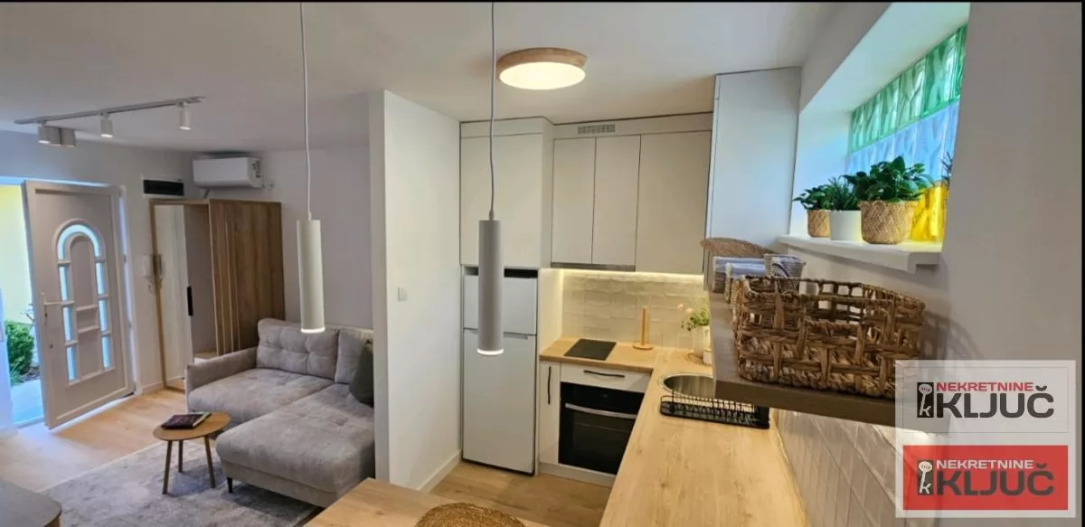 CENTAR IZDAJE SE MODERAN APARTMAN SA PARKING MESTOM 1