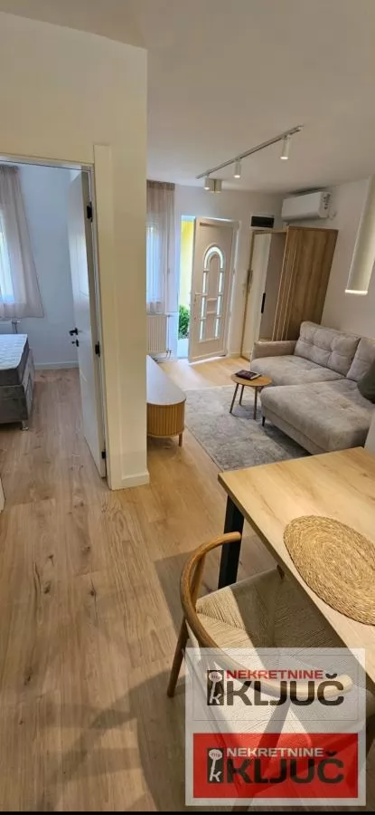 CENTAR IZDAJE SE MODERAN APARTMAN SA PARKING MESTOM 10