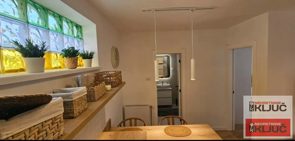 CENTAR IZDAJE SE MODERAN APARTMAN SA PARKING MESTOM 11