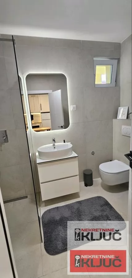 CENTAR IZDAJE SE MODERAN APARTMAN SA PARKING MESTOM 12