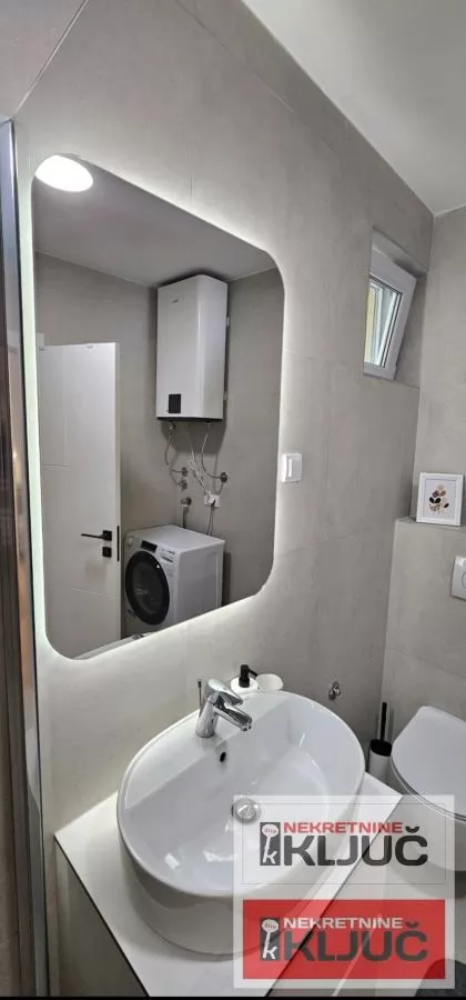 CENTAR IZDAJE SE MODERAN APARTMAN SA PARKING MESTOM 13