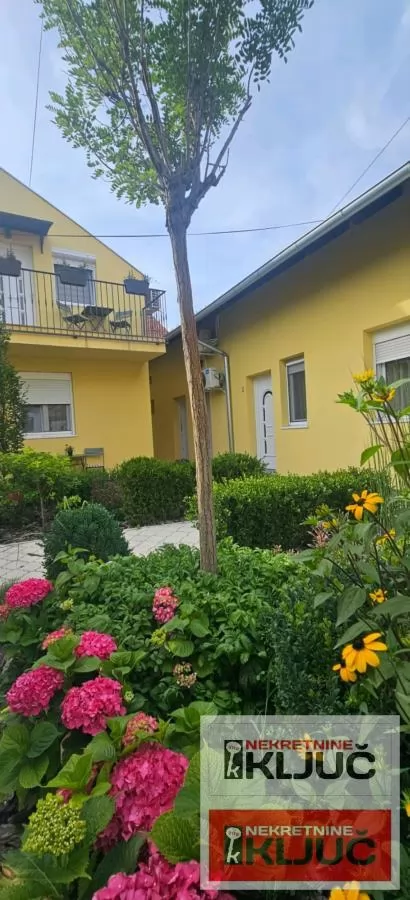 CENTAR IZDAJE SE MODERAN APARTMAN SA PARKING MESTOM 15