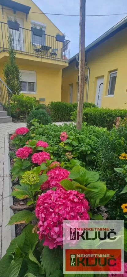 CENTAR IZDAJE SE MODERAN APARTMAN SA PARKING MESTOM 17