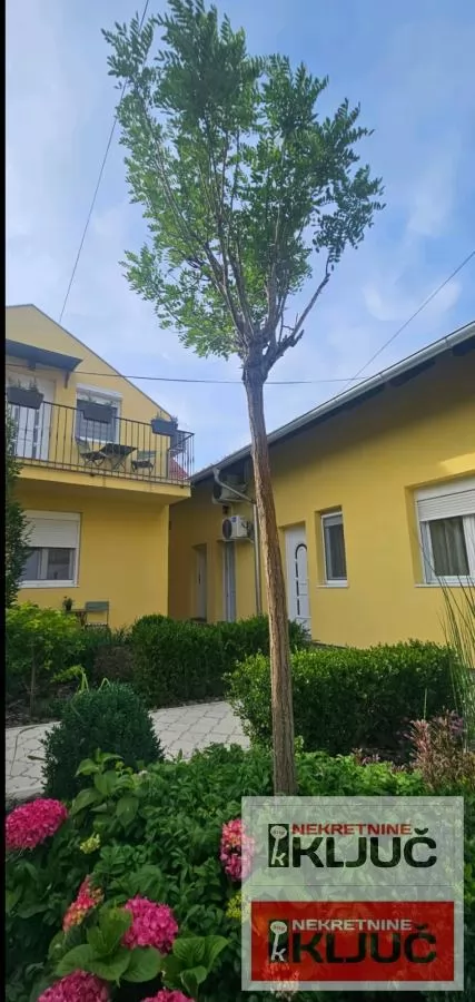CENTAR IZDAJE SE MODERAN APARTMAN SA PARKING MESTOM 18