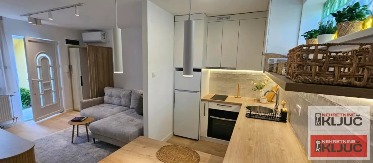 CENTAR IZDAJE SE MODERAN APARTMAN SA PARKING MESTOM 2