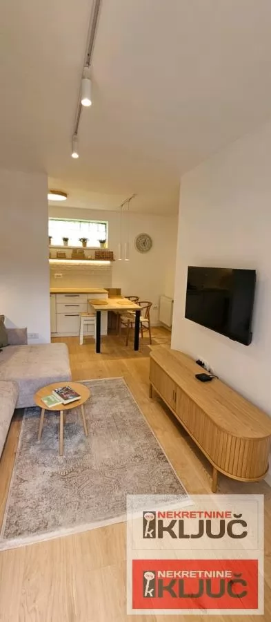 CENTAR IZDAJE SE MODERAN APARTMAN SA PARKING MESTOM 4