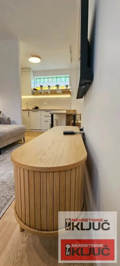CENTAR IZDAJE SE MODERAN APARTMAN SA PARKING MESTOM 5