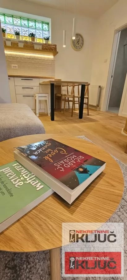 CENTAR IZDAJE SE MODERAN APARTMAN SA PARKING MESTOM 6