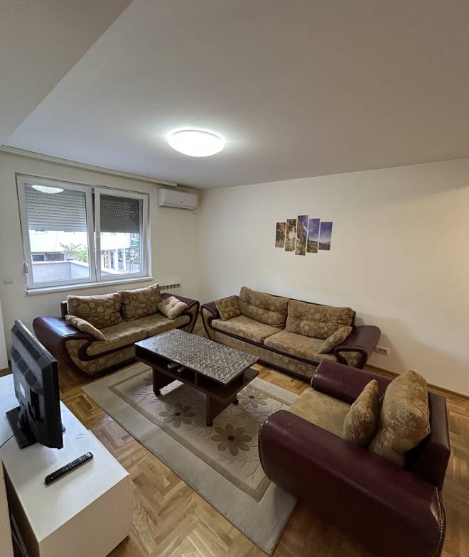 Izdaje se 2 5 stan  Luneta Milovanovića  53m2 1