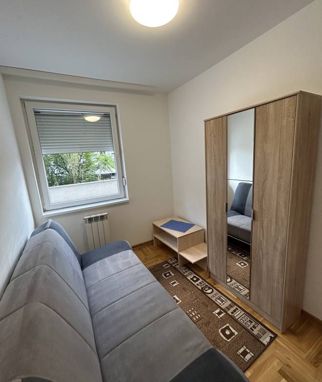 Izdaje se 2 5 stan  Luneta Milovanovića  53m2 4