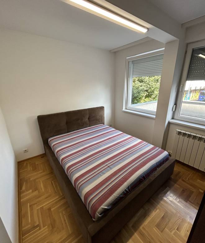 Izdaje se 2 5 stan  Luneta Milovanovića  53m2 3