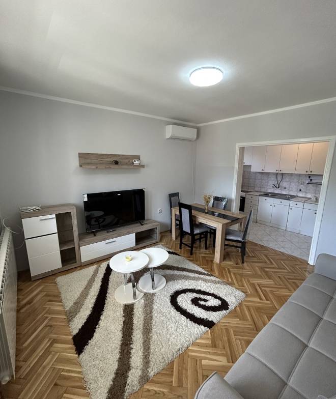 Izdaje se 3 0 stan na Zvezdari sa dvorištem  85m2 1