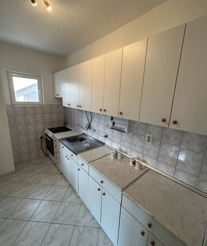 Izdaje se 3 0 stan na Zvezdari sa dvorištem  85m2 2