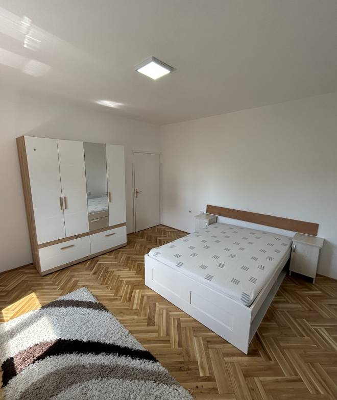 Izdaje se 3 0 stan na Zvezdari sa dvorištem  85m2 3