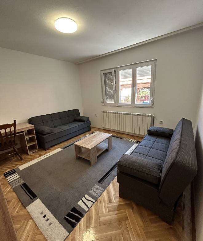 Izdaje se 3 0 stan na Zvezdari sa dvorištem  85m2 4