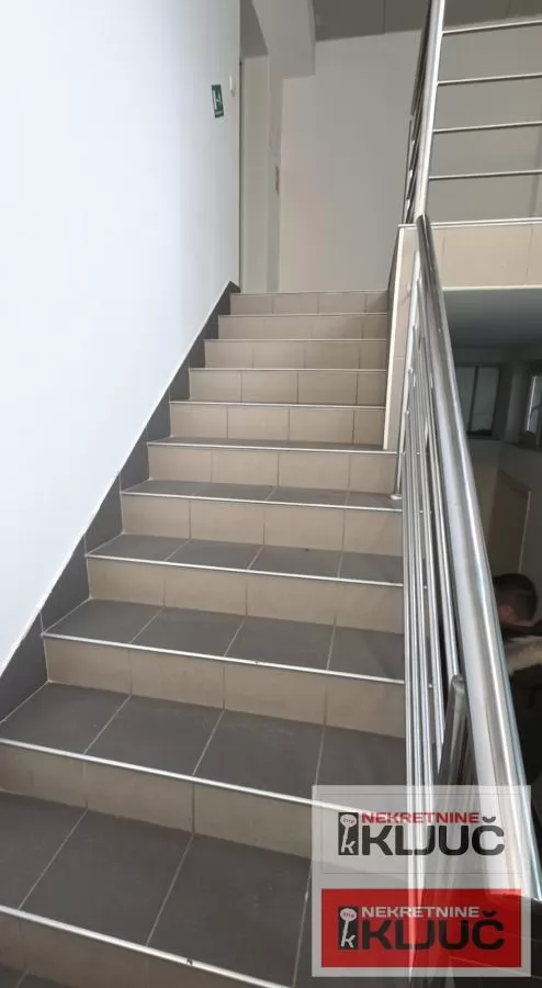 VETERNIK IZDAJE SE VIŠENAMENSKA HALA 8