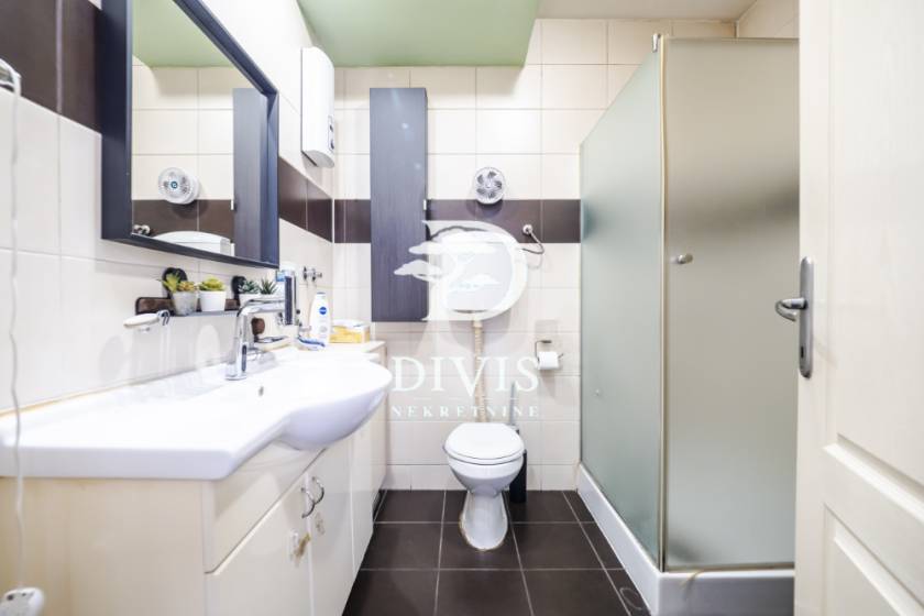 Renoviran 3 0 stan u Sarajevskoj ulici  68m2 4