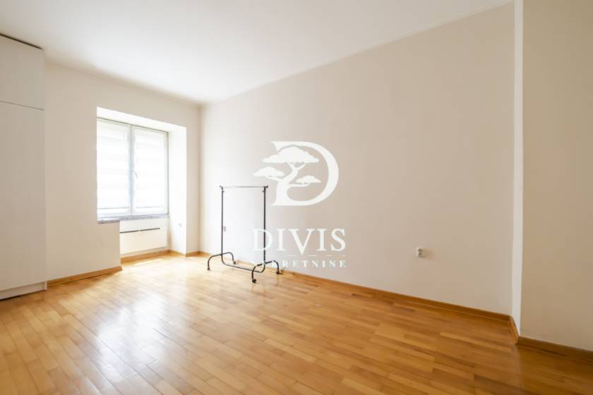Renoviran 3 0 stan u Sarajevskoj ulici  68m2 5