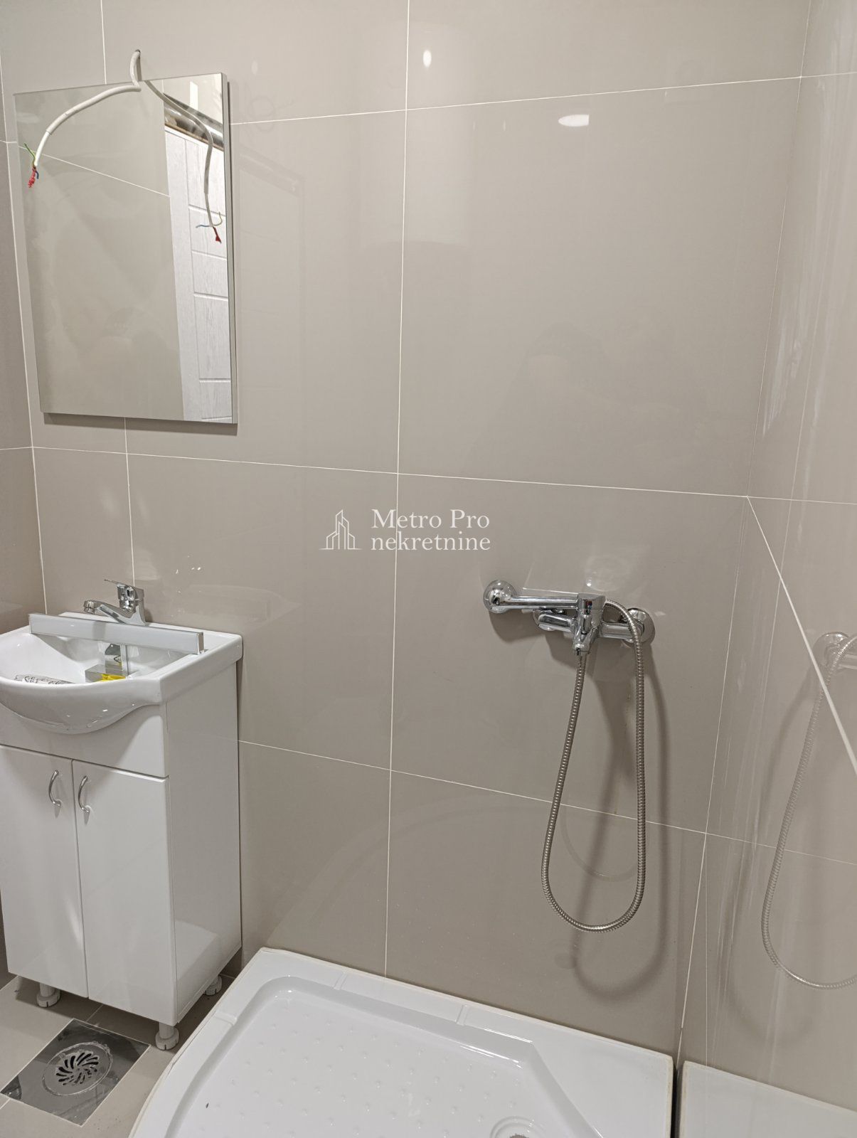 Borča  JNA   2 5s stan 49m²   dvorište 30m²  prizemlje  novogradnja 4