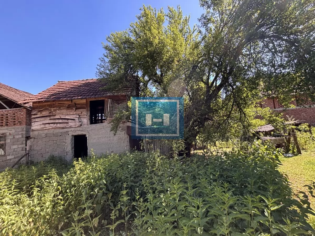 Kuća sa kompletnim imanjem i pomoćnim objektom u samom centru sela 15