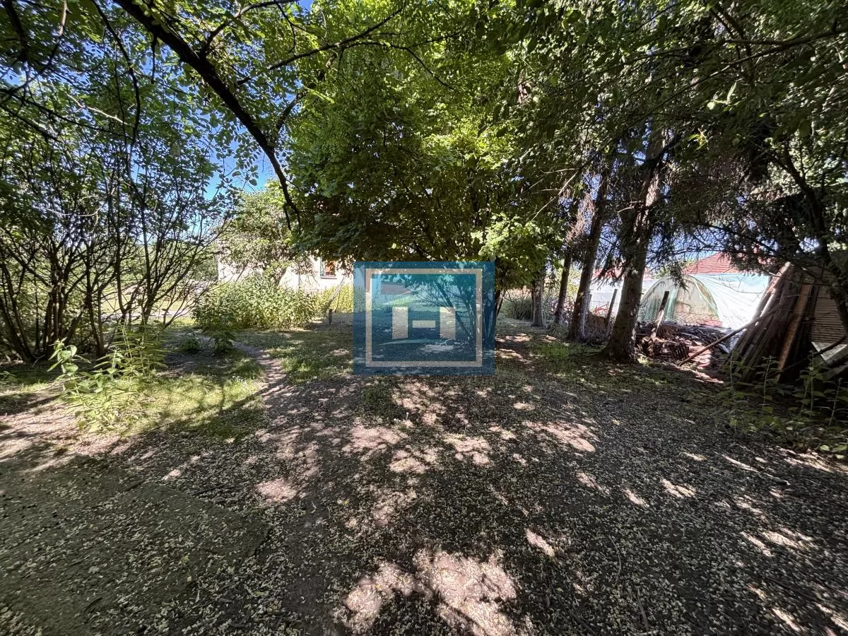 Kuća sa kompletnim imanjem i pomoćnim objektom u samom centru sela 16