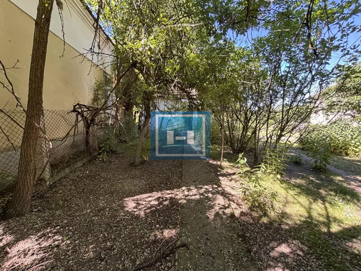 Kuća sa kompletnim imanjem i pomoćnim objektom u samom centru sela 17
