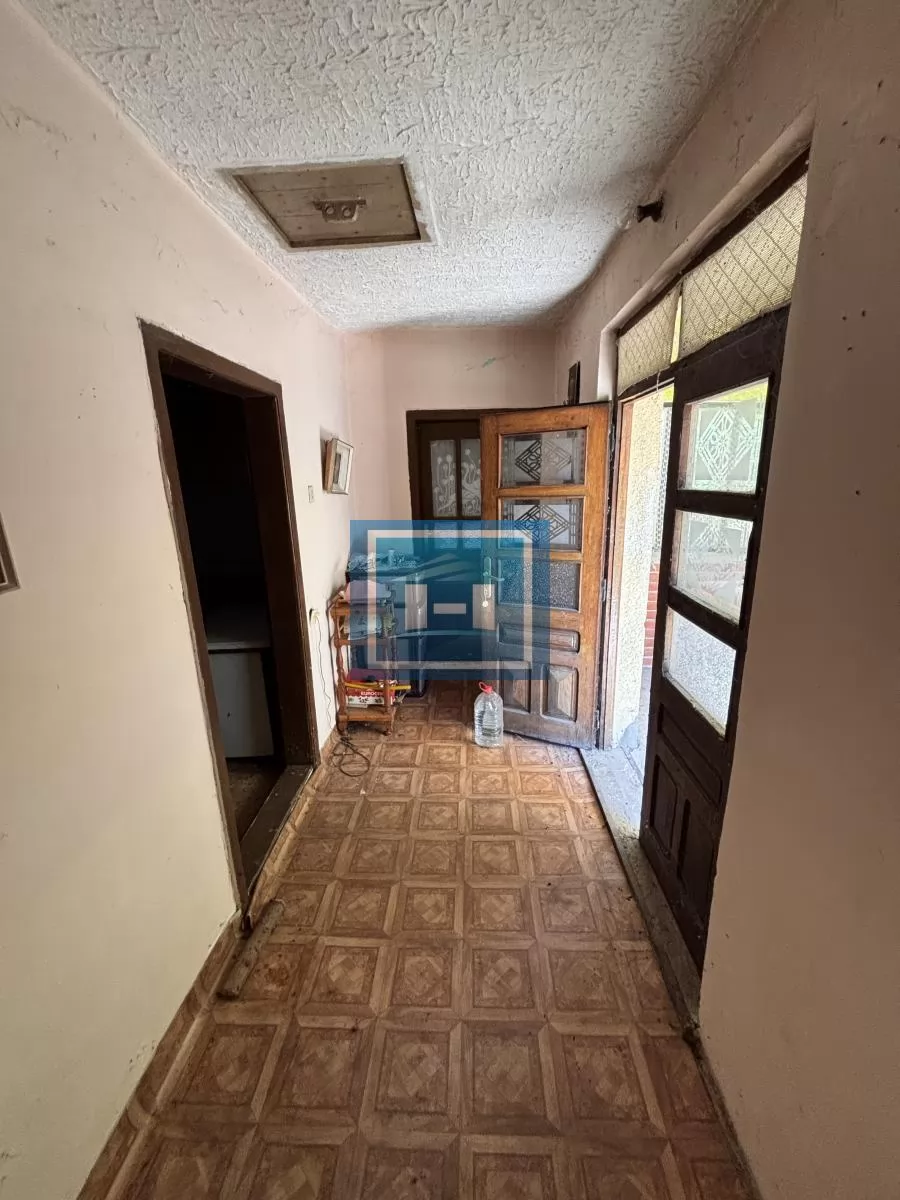Kuća sa kompletnim imanjem i pomoćnim objektom u samom centru sela 24