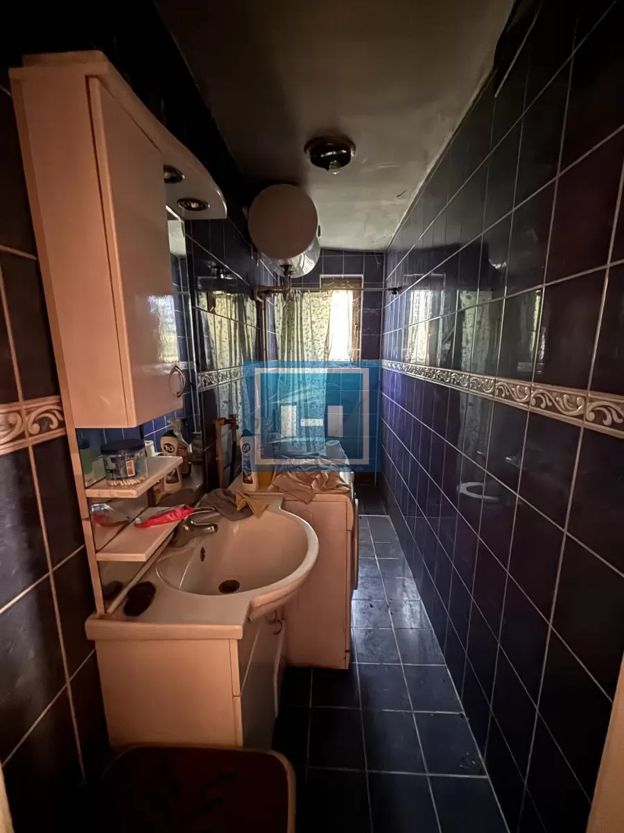 Kuća sa kompletnim imanjem i pomoćnim objektom u samom centru sela 25
