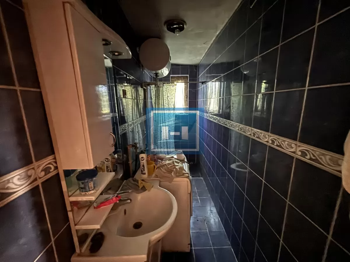 Kuća sa kompletnim imanjem i pomoćnim objektom u samom centru sela 26