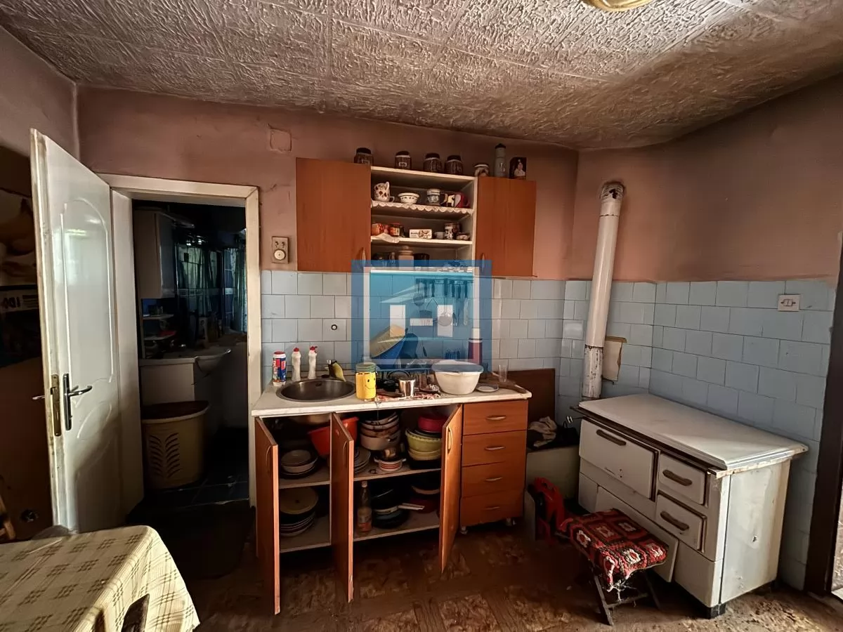 Kuća sa kompletnim imanjem i pomoćnim objektom u samom centru sela 28
