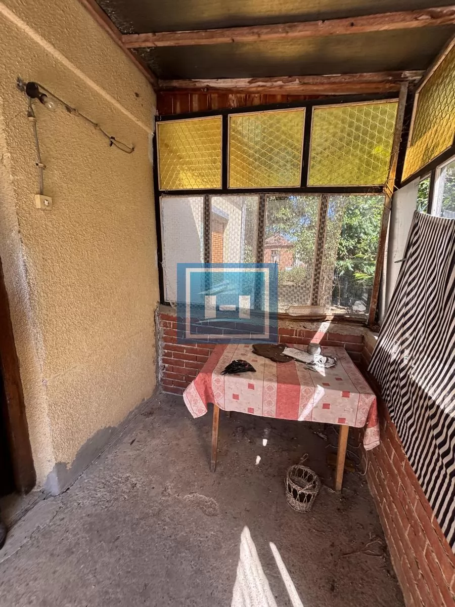 Kuća sa kompletnim imanjem i pomoćnim objektom u samom centru sela 33
